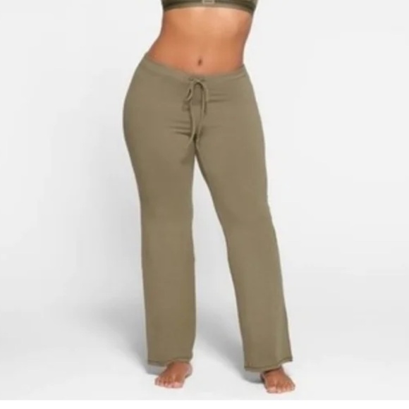 SKIMS LOUNGE SET - Picture 7 of 8